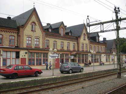Stationshuset följer Statens Järnvägars tidsenliga arkitektoniska ideal och karaktäriseras bland annat av sin nyrenässansstil och stark symmetri.