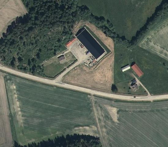 Den röda pilen på flygfotot visar vänstra bildens fotoriktning. En löpmeter av ett typiskt dike med bottenbredden 0,5 m, släntlutning 1:1 och vattendjupet 1 m kan magasinera 1,5 m3 vatten.