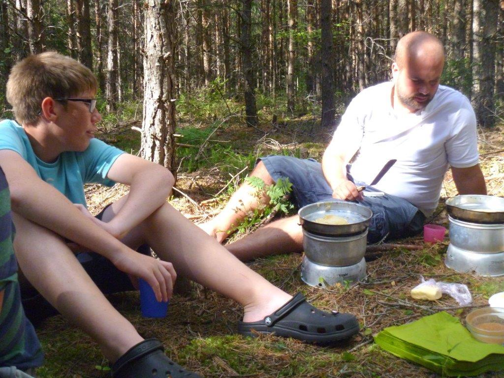 Paddla kanot, bada, spela boll, skjuta pilbåge och göra