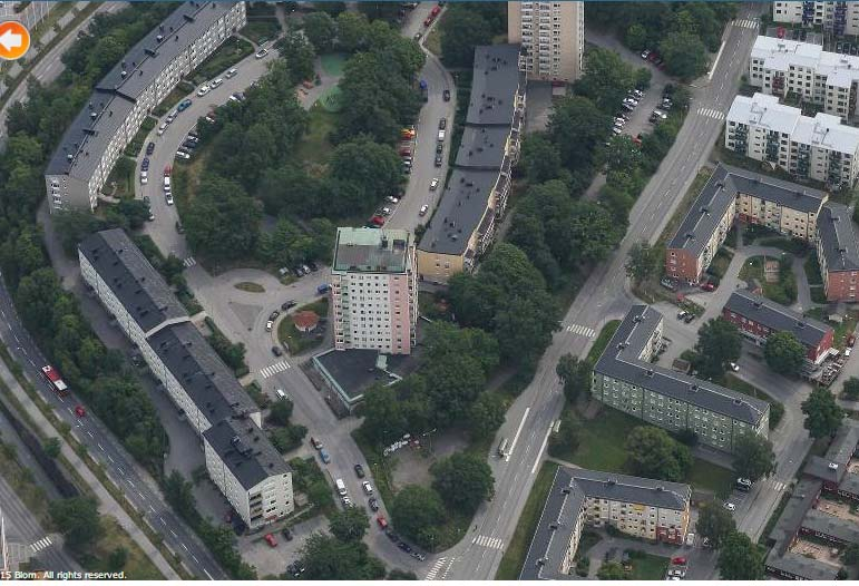 STARTPROMEMORIA 4 (11) Marken utgörs idag delvis av hårdgjord yta i form av markparkeringar på en platå i slänten nedanför befintliga bostäder på Atlasvägen.