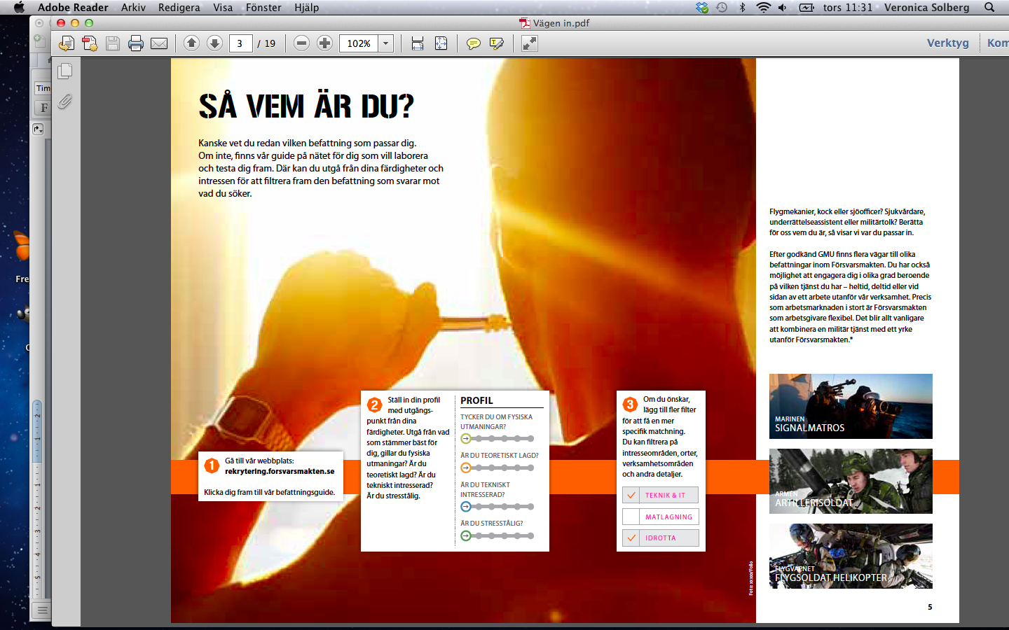 I bilden är såväl ledare som rekryter uteslutande män. Historiskt sett är Försvarsmakten en mansdominerad organisation där soldater, strid och vapen är något som generellt förknippas med män.