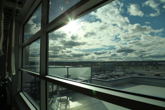 CONVERLIGHT Smart, skalbart och hållbart Dynamiskt glas och kontrollsystem Möjliggör dagsljusinsläpp samtidigt som värmeinstrålningen begränsas Ljustransmittansen kan styras från 65% ner till 18% Kan