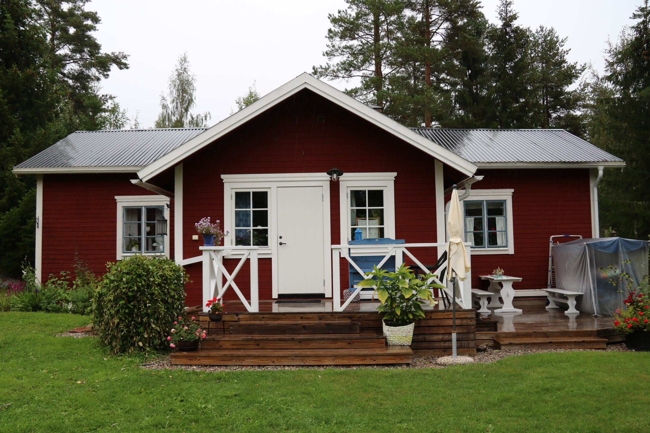 Bostadshus Gemytligt renoverat fritidshus om 2,5 rok i natursköna Galven, Tillhörande härbre och äldre ladugårdsbyggnad, samt 1 ha åkermark och 2 ha skogsmark.