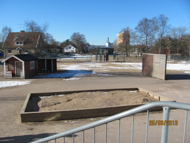 Förslag på skylt: Skolgårdsområde, varning för lekande barn.