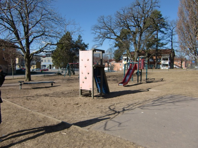 Plantera många lekvänliga buskageområden på skolgårdens båda sidor.