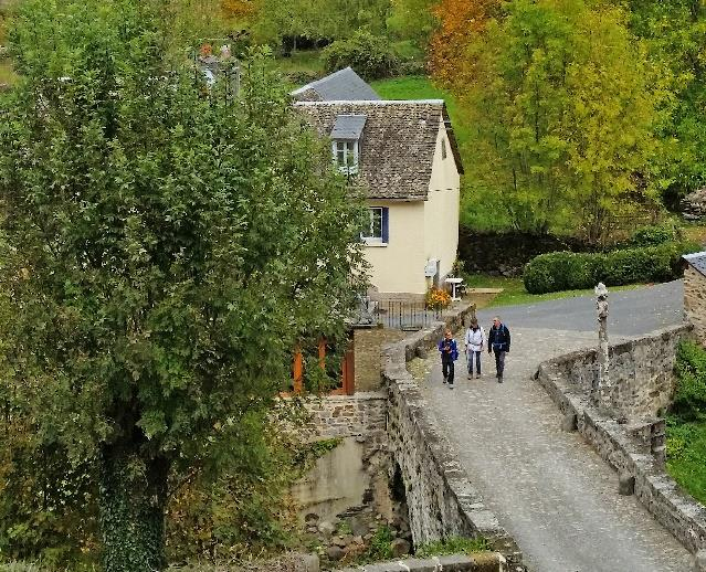 passerande pilgrimer. Leden fortsätter på skogsstigar ner mot byn Belvezet och dess slottsruin från 1200-talet och sedan vidare ner mot Lotdalen och dagens slutmål, Saint-Chélyd Aubrac.