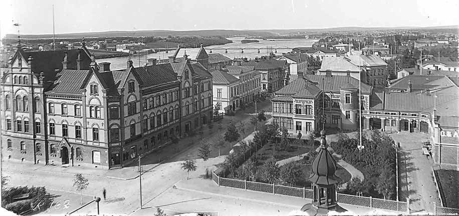 Utsikt från Rådhustornet mot Stora hotellet. Till höger Grahnska handelsgården med tillhörande trädgård och ekonomibyggnad.