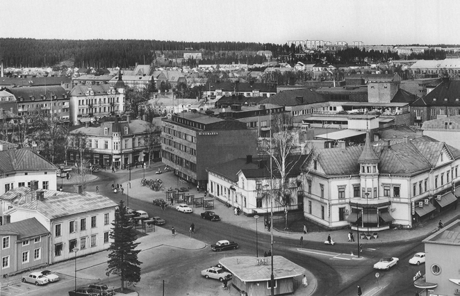 Renmarkstorget sett från Thulehuset. Här har Erik Thelaus stora kontors- och butikshus från 1960 tagit plats bland trähusen. Rådhustorget en lördag på 1950-talet.