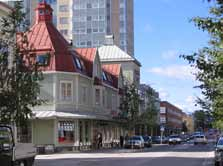 Indragen butiksfasad ger skydd och ökad gångyta. Arkader och skärmtak De äldsta butikerna i Umeå centrum ligger i små trähus som utgör trevliga inslag i stadsbilden.