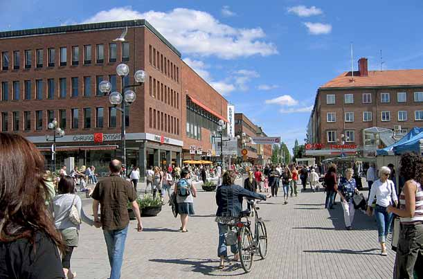 En enkel och funktionell fyravåningsbyggnad i ljusrött tegel med valmat tak och tvåluftsfönster. En diskret elegans får huset av andra våningens lätt utkragade fönsteromfattningar.