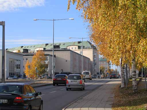 Järnvägsallén, som avgränsar Centrumfyrkanten i norr, har under lång tid fungerat som genomfartsled och för många även som tillfart till stadens centrum.