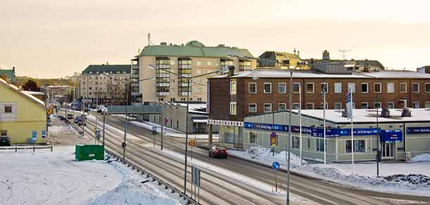 Umeå C. Stationshus, Folke Zettervall, 1895 96. Järnvägsviadukten vid korsningen Järnvägsallén/Ö Kyrkogatan där en välskött plantering utgör ett positivt inslag i stadsbilden.