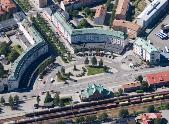 11 Järnvägstorget butiker och resande Järnvägstorget, en stjärnplats med kontinentala förebilder.