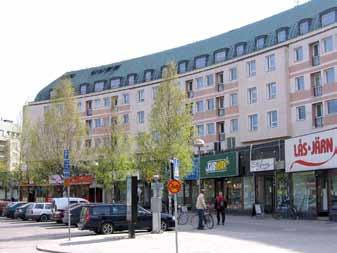 Järnvägsstationen i Umeå, uppförd 1896 efter ritning av Folke Zettervall. Byggnadens pampiga uttryck förtas något av de höga husen runt torget.