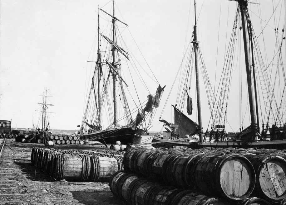 På Tegslandet fanns fem skeppsvarv, två av de fem förstördes vid branden men den väsentligaste anledningen till att varvsrörelsens betydelse avtog var att segelfartygens tid var förbi.