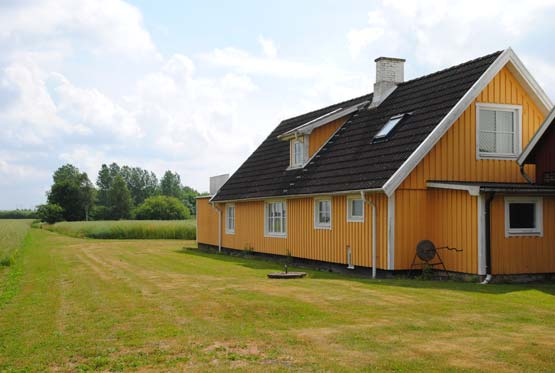 Bostaden har underhållits regelbundet genom åren, liksom gårdens övriga byggnader. I trädgården finns förutom trädgårdsdamm, trädgårdsland, rosor, pioner, plymspirea mm.