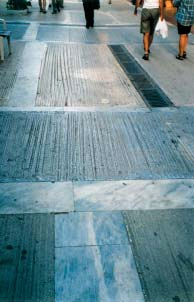 Grovt bearbetad betong med inslag av material på ett regelbundet eller