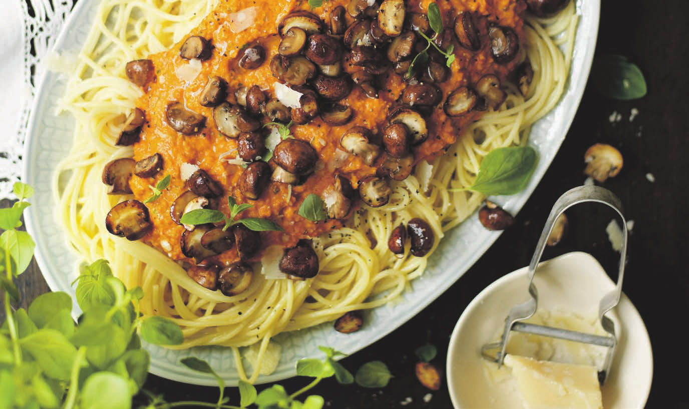 RECEPT 2 25 min 536 kcal/port Fett 18 g Kolhydrater 76 g Protein 15 g Pasta rosso med vitlöksfrästa champinjoner Tomatsås med lök, morot och grädde blir perfekt till nykokt pasta.
