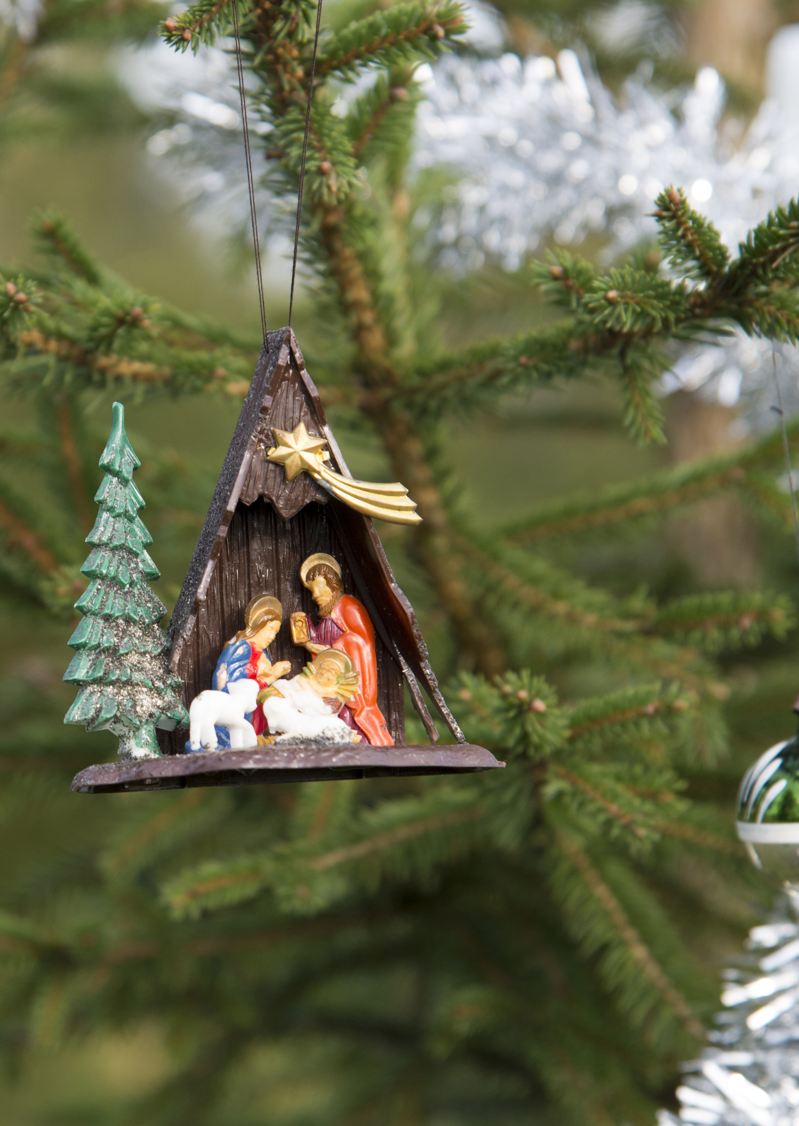 Julafton/ Juldagen Jesu födelse Tema: Berättelsen från Lukas evangeliet om händelserna kring Jesu födelse. Gud kommer till oss i ett litet barn.