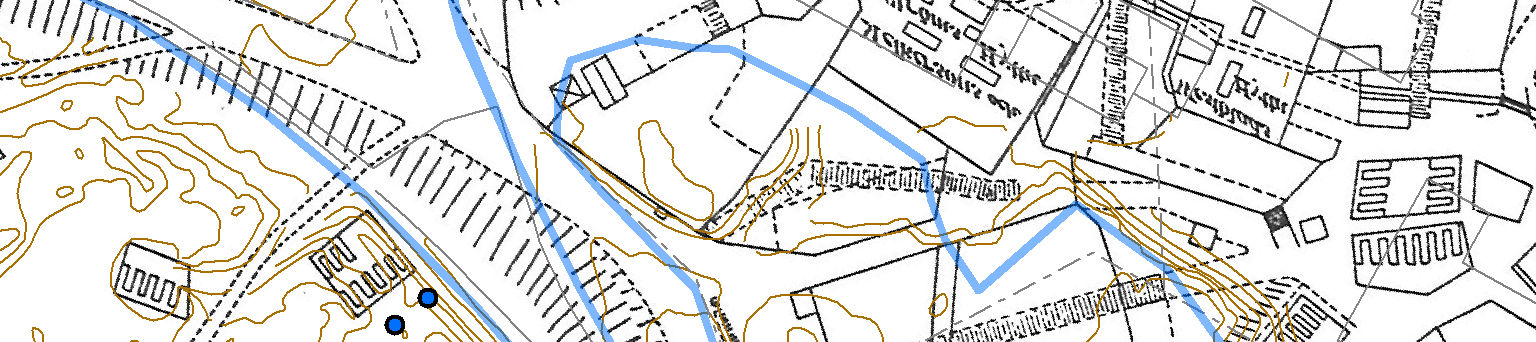 Den ena i form av ett tunt lager rödfärgat grus, förmodligen botten av en bortschaktad rost, A1, synlig 4 m längs västra schaktkanten, delsträcka 8.