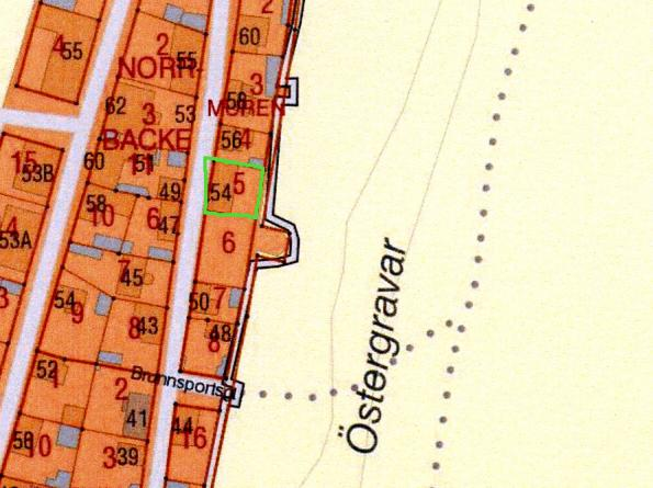 Bild 1: Kartutdrag från FMIS med aktuell fastighet Muren: 5, markerad i grön färg. Bild 2: Huset som det såg ut efter ombyggnaden 1945. Fasad mot gatan.