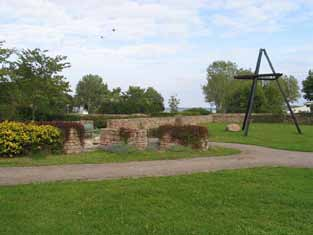 Ceremoniplatsen i norra delen av kyrkogårdsparken. (KI Borgholm kyrkog 048) Resterna av det ursprungliga S:t Elavi kapell i sydvästra hörnet av den äldsta delen av kyrkogården.