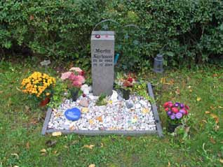Vården står i sydost på den äldsta delen av kyrkogården. (KI Borholm kyrkog 013) Påkostat gravplatsarrangemang med stenram, urnor och grusbeläggning. Vården är över kronofogden? som dog 1921.