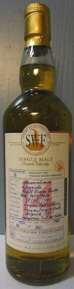 Buteljen har två olika etikettsidor Hans tror att det är refill sherry butts som använts eftersom den inte har den typiska sherryfatskaraktären som annars borde ha funnits här.
