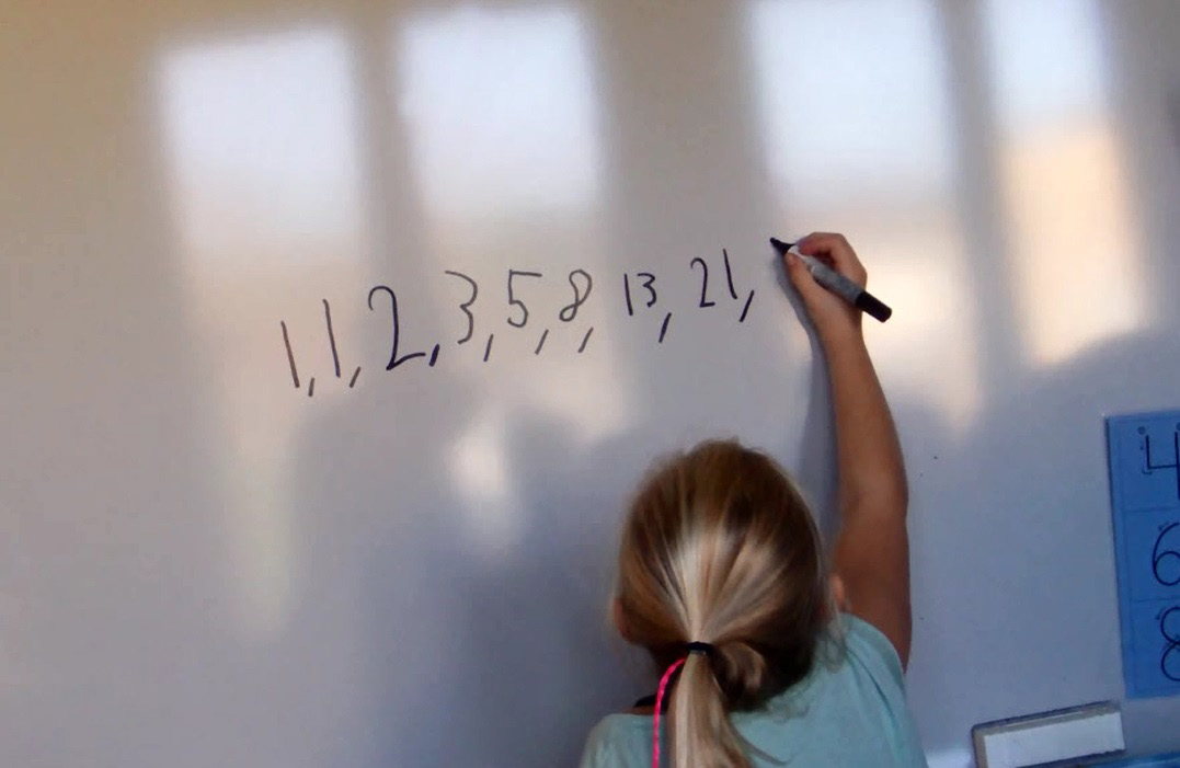 I Figur 14 har eleverna placerat siffrorna på olika sätt vilket har lett till olika resultat. I spelet ingår att de måste uppskatta totalsumman utifrån olika möjliga scenarier.