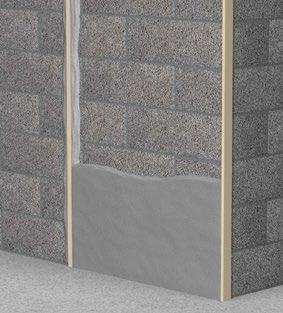Efter att grundningsbruket har fått vittorka minst ett dygn putsas utsidan av sulformsblocken och två skift murblock med Cementbruk A.