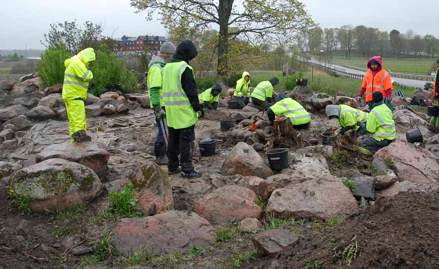 Tidsmässigt börjar det då närma sig en koppling till gravgården.