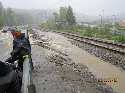 Sida 61 av 114 Figur 37: Översvämning av riksväg 90 och järnväg vid Väja den 19 september 2013. Foto: Kramfors kommun.