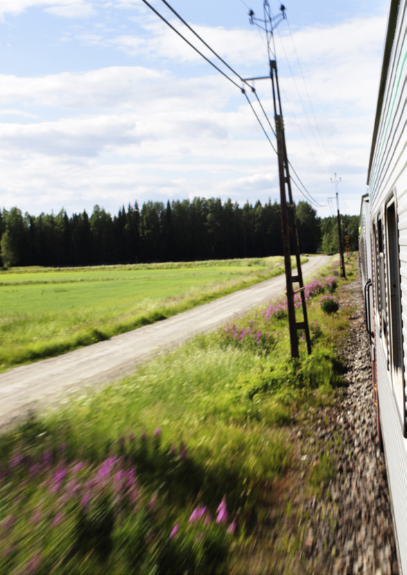 SJ High-speed trains These trains travel between major cities at high speed. The onboard bistro sells meals, sandwiches, coffee and other beverages. 1st Class travel includes breakfast.