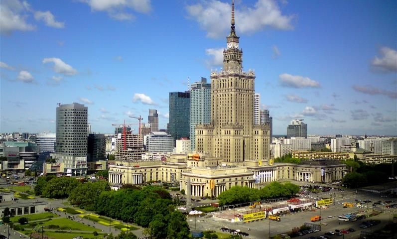 Dag 6, fredag 25 augusti: Warszawa - Stockholm Frukost på hotellet för att sedan besöka en av stadens mest kända symboler, Kulturpalatset som är en gigantisk byggnad på 234 meter, skänkt som en gåva