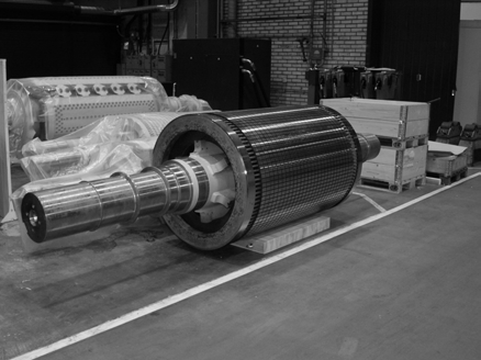 En plåtlagd stator ingår i både en synkron och asynkron maskin och går efter plåtverkstaden vidare till lindningen. I Bild 4.1 ses en plåtlagd stator. Bild 4.1 Plåtlagd stator Bild 4.