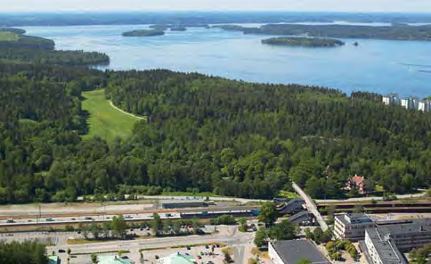 På vissa sträckor ligger järnvägen på en bank över omgivande mark, på andra sträckor ligger den i skärning. Det förekommer både berg- och jordskärningar.