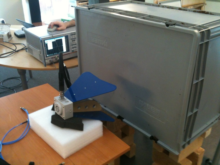 Enligt figur 23 sker en dämpning vid frekvenser över 1 GHz. Det är värt att notera att mätningen genom materialet vid 0,5-1 GHz ger lägre dämpning än genom fri luft.