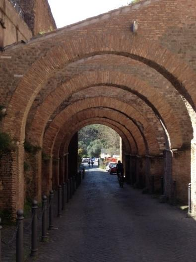 Nästan 20 meters marknivåskillnad på tvåtusen år. Andra kyrkor i kvarteret är Santi Quattro Coronati, Santo Stefano Rotondo, Santa Maria in Domnica och Santi Giovanni e Paolo.