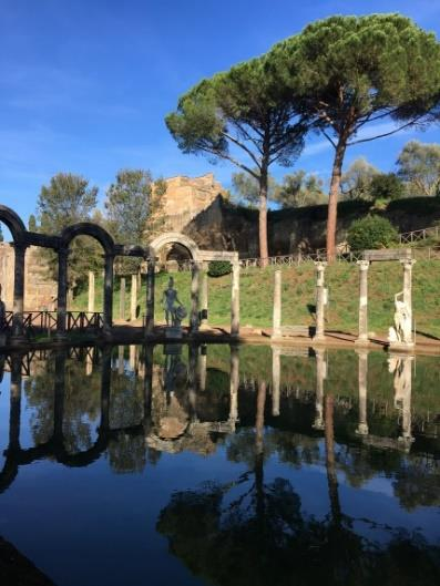 Från början anlagd som castrum vid Tiberns mynning för att kontrollera inloppet och försvara Rom, blev Ostia senare framförallt kommersiell hamn, oumbärlig för Roms näringsliv.