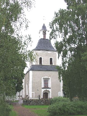 ÅHLS KYRKA Åls Prästgård 2:6; Åls församling; Leksands kommun; Dalarnas län BESKRIVNING OCH HISTORIK Åhls kyrka anlades i anslutning till byarna som grupperade sig på västra stranden om Insjön, som