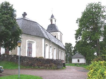 Det strategiska läget, strax söder om Siljan och vid viktiga sjö- och landsvägar främjade också tidigt etableringen av ett kapell på platsen, som fram till 1613 förblev underställt moderkyrkan i