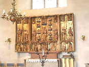 Kyrkans medeltida altarskåp är numera återfört till koret som del av sidoaltaret. Det står över ett murat altarbord mot korets södra vägg.