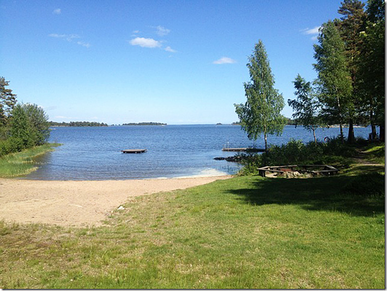 Rofylld plats vid vänerns strand! Långt från stress, plikter och vardag erbjuder Rolfskärr det vi alla behöver.