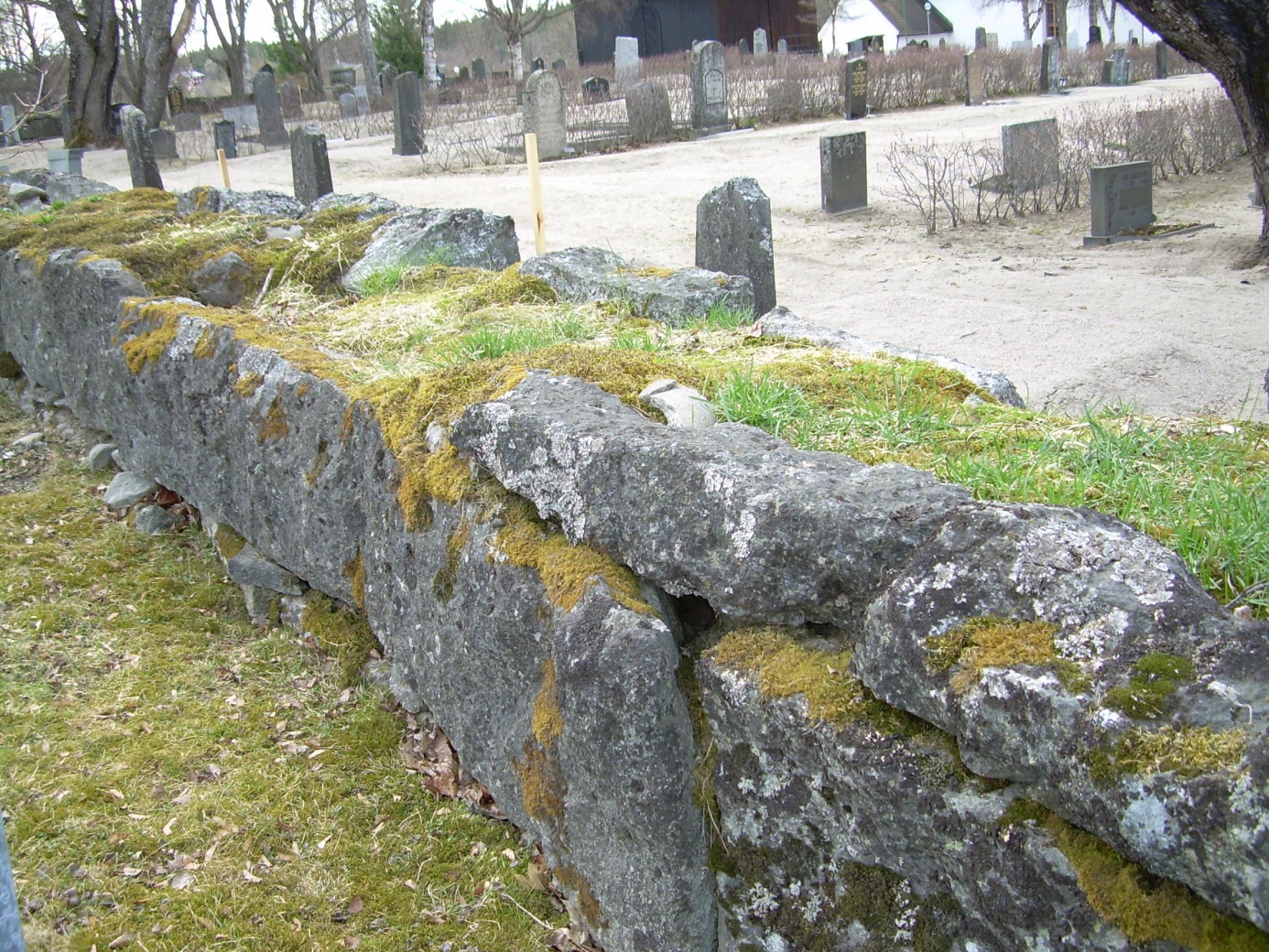 I norra delen av muren i närheten av klockstapeln finns en yngre grind vilken har blästrats och målats i svart kulör. Staket och grindar kring gravplatser samt gravkors har också målats i svart.