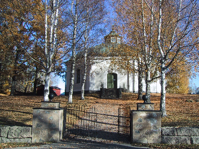 Vedevåg 1:94, Lindesbergs församling, Lindesbergs kommun, Örebro län BESKRIVNING OCH HISTORIK Kyrkomiljön I utkanten av Vedevågs brukssamhälle ligger Vedevågs kyrka på en höjd.