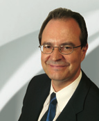 Innehav i Stora Enso: 0 aktier; 69 100 optioner/syntetiska optioner (1999 2003) och 15 000 (2004).