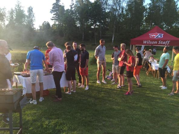 Ulf "markisexpert" Andlinger berättade om markisen, kvalitén och dess konstruktion. Markisen kördes ut och barnen klippte det blå-gula bandet.