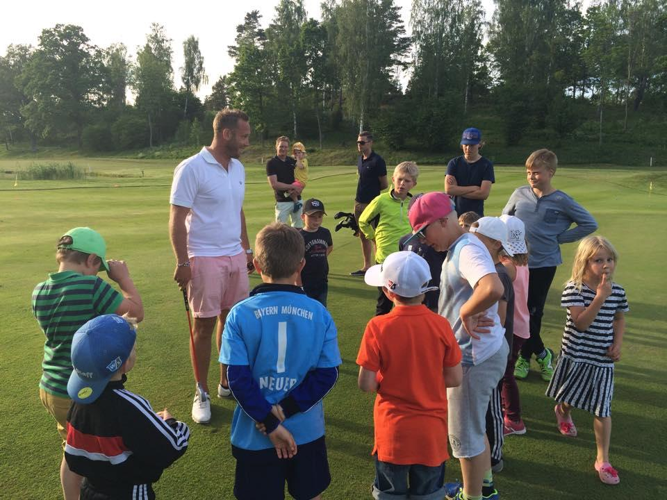 Även i år har flera hundra barn och ungdomar från skolor i närområdet varit och provat på att spela golf och detta har vi gjort i samarbete med Båtklubben och Stig Petterson som är duktig på att