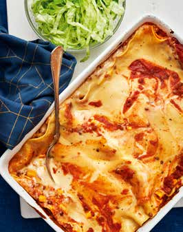 Lasagne med majs och tomat cirka 40 min d Näringsinnehåll/portion: Energi: 2321 kj/ 554 kcal. Protein 18,1 g. Fett 13,4 g. Kolhydrater 83,3 g.