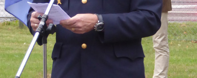 Kransbärare, dels i dagens uniform dels i modell Ä